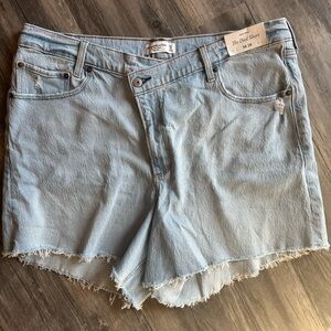 Abercrombie and Fitch high rise dad short